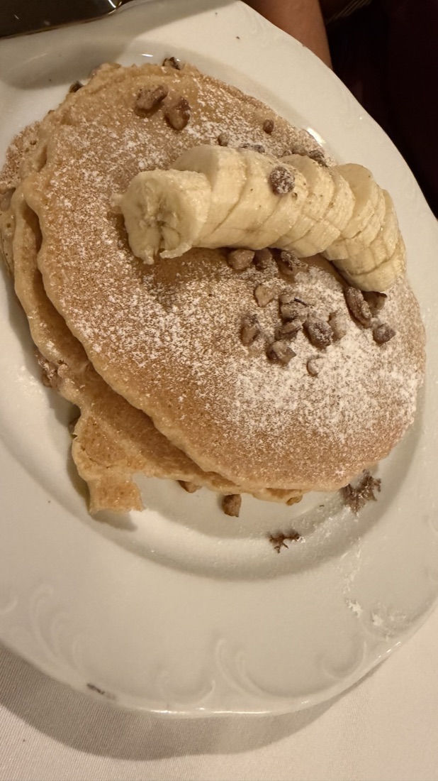 Breakfast covered by the stay: pancakes with banana and candied pecans