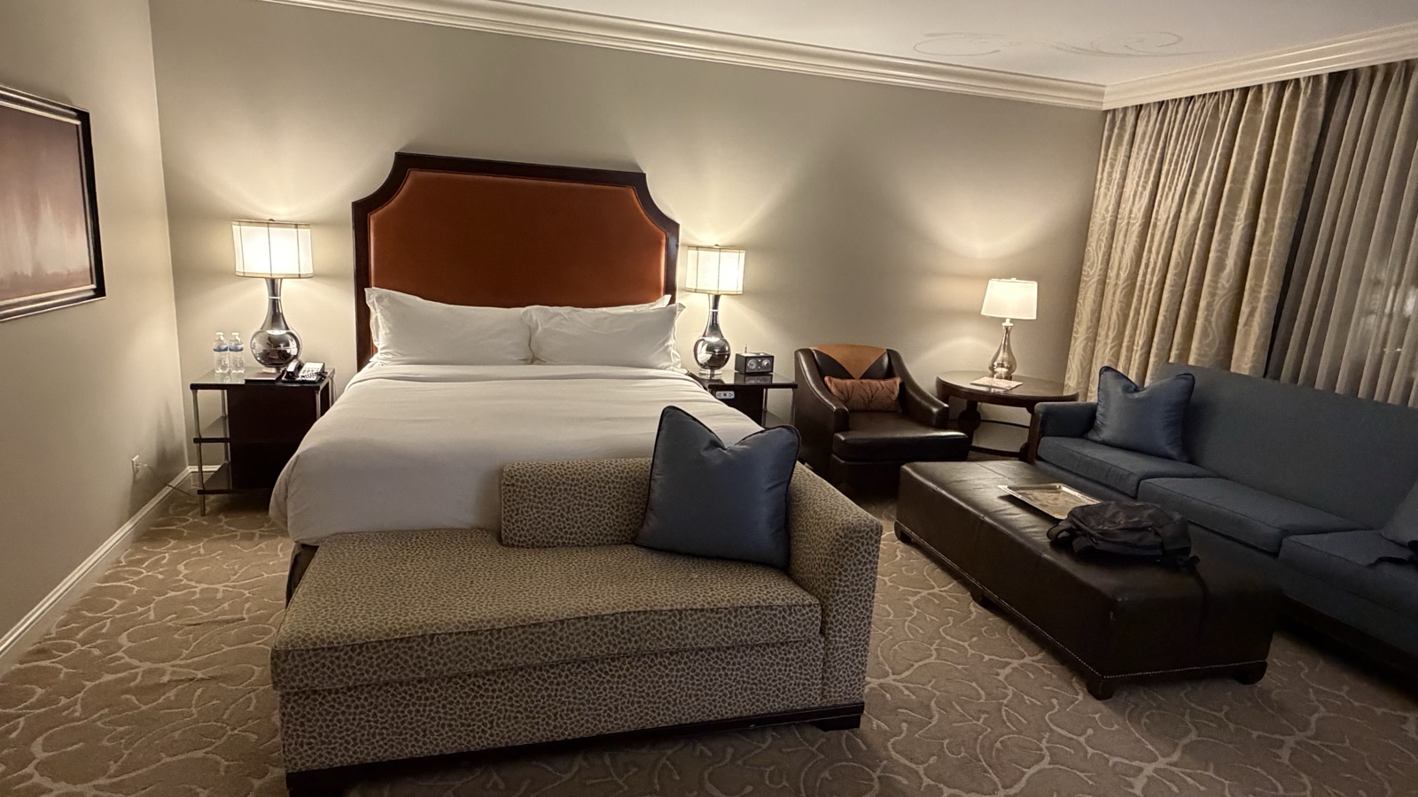 The Superior King room at the Houston Grand Hotel - River Oaks